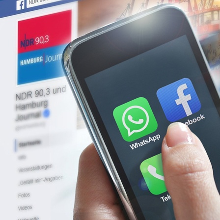 Smartphone, mit den Logos von  Whatsapp und Facebook (Bildmontage)