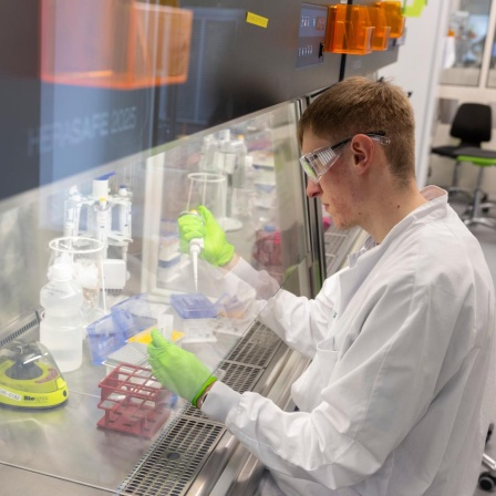 Ein Mitarbeiter beim Unternehmen BioNTech arbeitet in einem Labor in Mainz