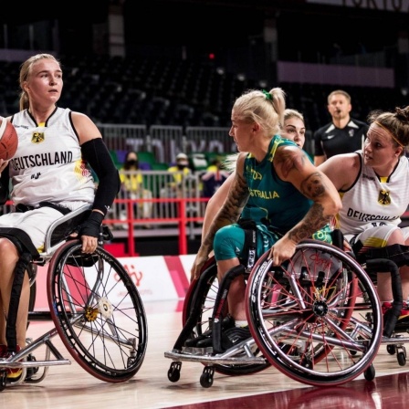 Die deutschen Rollstuhlbasketballerinnen mit Mareike Miller (am Ball) im paralympischen Spiel gegen Australien Ende August.