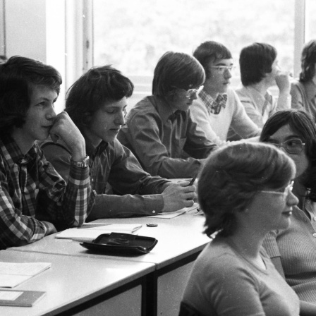 Symbolbild - Unterricht an einem Gymnasium am 18.06.1974 in Dortmund.