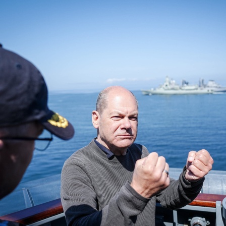 Bundeskanzler Olaf Scholz beobachtet auf der Fregatte &#034;Mecklenburg-Vorpommern&#034; bei seinem Besuch der Deutschen Marine in Rostock-Warnemünde Manövers auf der Ostsee vor der Küste. Scholz macht sich erstmals ein umfassendes Bild von den Fähigkeiten der Deutschen Marine. An dem Manöver sind ein U-Boot, eine Korvette und ein Minenjagdboot der Bundes...