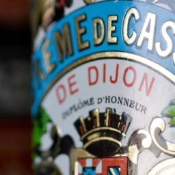 Eine Flasche Creme de Cassis de Dijon.