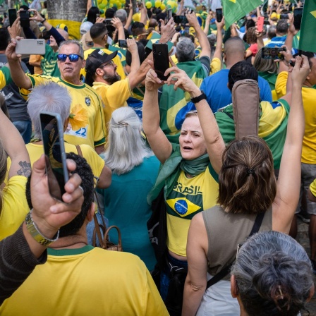 Bolsonaro-Unterstützer filmen bei einer Feier am Unabhängigkkeitstag Brasiliens mit ihren Smartphones am 7. September 2022