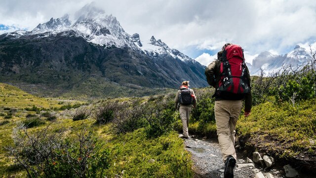 Zwei Wanderer in den Bergen: Welche Wandersurüstung ist preiswert, nützlich und gut?