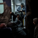 Ukrainer steigen im Bahnhof von Cherson in der Südukraine in den Zug Cherson-Kiew . Die ukrainischen Behörden evakuieren die Zivilbevölkerung aus den kürzlich befreiten Teilen der Regionen Cherson und Mykolajiw, da sie befürchten, dass der Mangel an Wärme, Strom und Wasser aufgrund des russischen Beschusses die Bedingungen in diesem Winter unerträglich machen wird. 