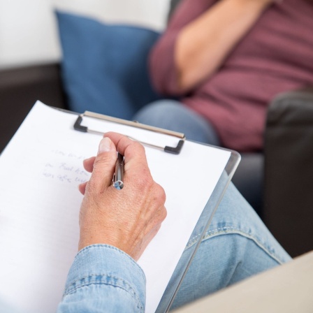 Eine Psychotherapeutin im Gespräch mit einer Patientin: Das Psychologiestudium wird reformiert; Psychotherapie wird ein eigener Studiengang