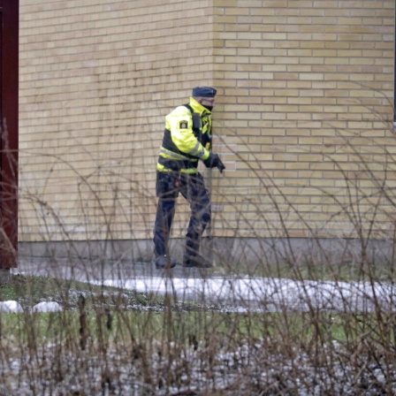 Schüsse an einer Schule im schwedischen Örebro: Polizisten mit gezogener Waffe 