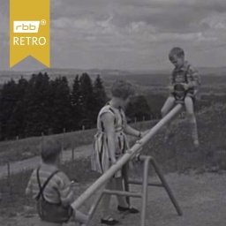 Zwei Kinder auf einer Wippe auf einem Spielplatz (Quelle: rbb)