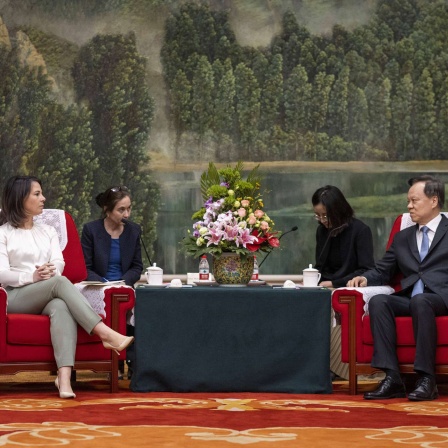 Außenministerin Annalena Baerbock (Grüne) trifft bei ihrem Chinabesuch den Parteisekretär der Stadt Tianjun, Chen Min'er.
