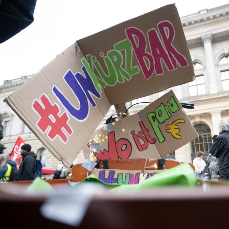 "Unkürzbar" und "Wo ist Para" steht während einer Demonstration gegen Haushaltskürzungen im Sozial- und Bildungsbereich vor dem Abgeordnetenhaus auf Schildern.