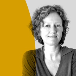 Das ARD Radiofeature Autorenbild "Dürre in Europa - Doku über nachhaltige Landwirtschaft in der Klimakrise" zeigt die Autorin Brigitte Kramer