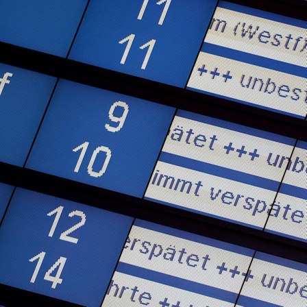 Eine Anzeige am Hauptbahnhof in Hannover, informiert über Zugausfälle.