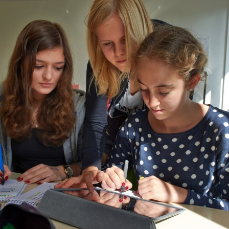 Pädagogik-Grundkurs an der Marienschule Münster, einer Mädchenschule. Heute gelten reine Mädchenschulen als pädagogisches Auslaufmodell. Doch einige Bildungsexpertinnen und -experten finden, der geschlechter-getrennte Unterricht habe durchaus Vorteile.