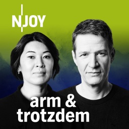 Das Beitragsbild des NDR Podcast arm & trozudem zeigt die Hosts Steffi Kim und Falk Schacht