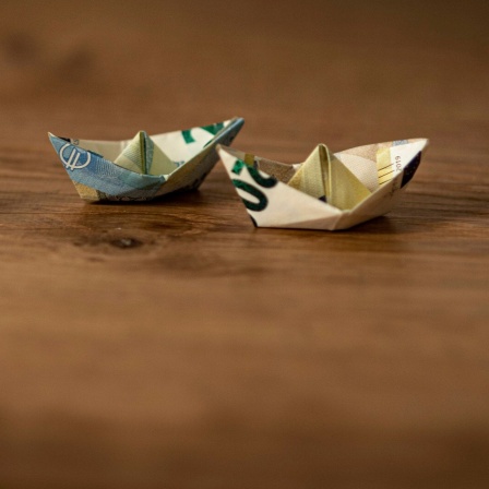 Geldscheine als Papierschiff