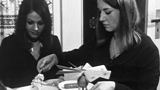 Schwarz-weiß-Aufnahme zweier junger Frauen an Heiligabend am Esstisch