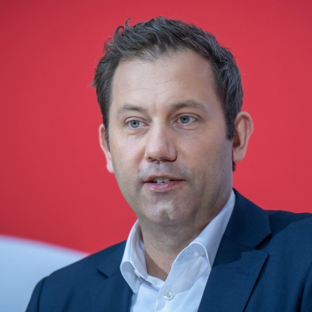 Lars Klingbeil, SPD Co-Vorsitzender bei einer Pressekonferenz (Bild: dpa/ Michael Kappeler)