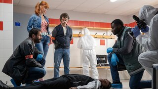 Szenenbild aus der französischen Serie "HIP: Ermittlerin mit Mords-IQ": Menschen stehen um einen Leichnam.