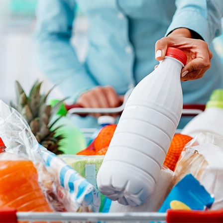 Gefüllter Einkaufswagen im Supermarkt