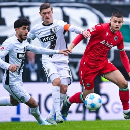 v.r. Nicolo Tresoldi, Carlo Sickinger und Muhammed Damar kämpfen um den Ball.