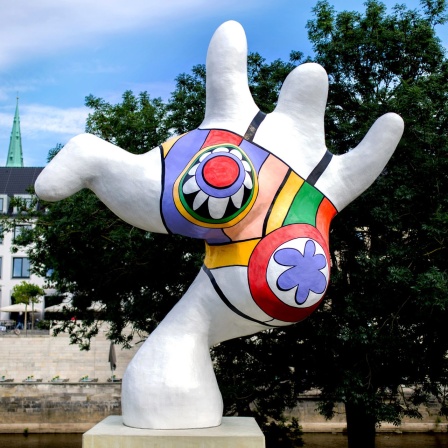 Hannover: Eine Figur der sogenannten "Nanas" der französischen Künstlerin Niki de Saint Phalle steht am Leibnizufer.