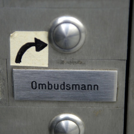 Türklingel eines Versicherungsombudsmanns in Berlin