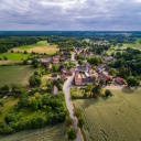 Drohnenaufnahme eines niedersächsischen Dorfes.