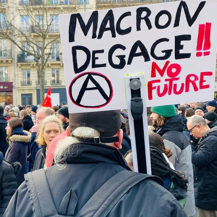 Demonstranten mit Transparenten gegen die geplante Rentenreform von Präsident Macron in Frankreich.