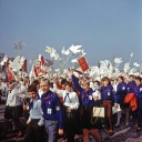 DDR-Pioniere und FDJ-ler mit Friedenstauben