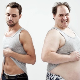 Ein sportlicher und ein dicker Mann zeigen ihren Bauch.