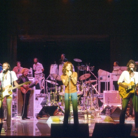 Die Bee Gees performen auf der Bühne