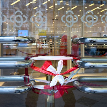 Verschlossener Eingang am Kaufhaus der Warenhauskette Galeria Karstadt Kaufhof auf der Tauentzienstrasse in Berlin