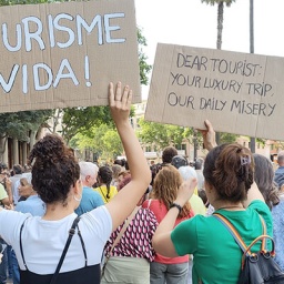 Menschen auf einer Demonstration in Barcelona gegen Tourismus