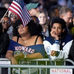 Entäuschte Harris Unterstützer beim gucken der Wahlberichterstattung auf dem Campus der Howard University in Washington © picture alliance / AP/ Mark Schiefelbein 