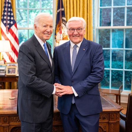 Die von der Bundesregierung zur Verfügung gestellte Aufnahme zeigt Frank-Walter Steinmeier (r.), Bundespräsident, bei einem Treffen mit Joe Biden, Präsident der USA, im Weißen Haus in Washington. 