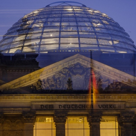 Nachtaufnahme des Deutschen Bundestages (Aufnahme mit langer Verschlusszeit und bewegter Kamera). 