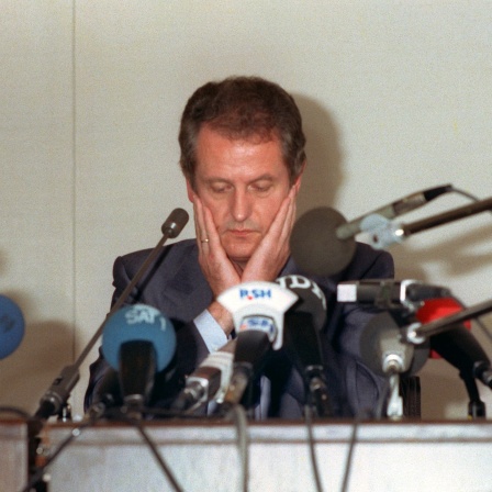 Ministerpräsident von Schleswig-Holstein Uwe Barschel (CDU) weist bei einer Pressekonferenz in Kiel am 18.09.1987 mit einem "Ehrenwort" alle Beschuldigungen von sich