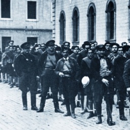 Die POUM-Miliz vor ihrem Hauptquartier in Barcelona 1936. Im Hintergrund steht auch der Schriftsteller George Orwell