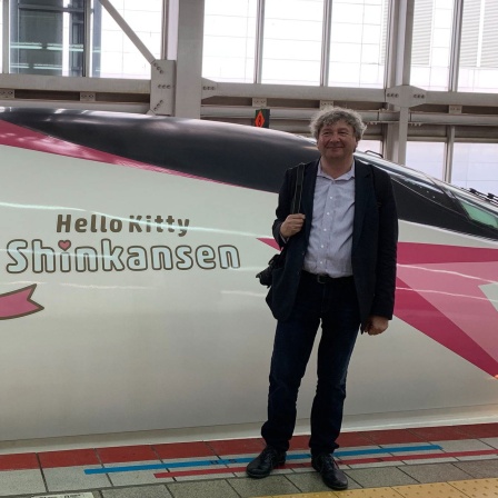 Redakteur Harald Kirchner vor dem japanischen Hochgeschwindigkeitszug "Shinkansen"