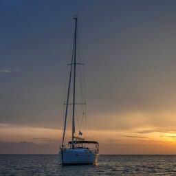 Eine Segelboot vor Sonnenuntergang