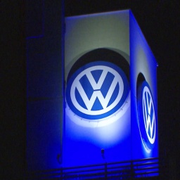 Blau beleuchtetes VW-Logo.