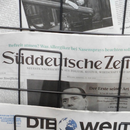 Die Süddeutsche Zeitung liegt in einem Zeitungsständer.