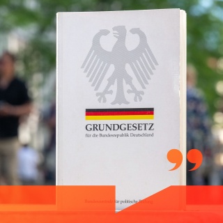 Grundgesetz der Bundesrepublik | Bild: dpa/HR/BR