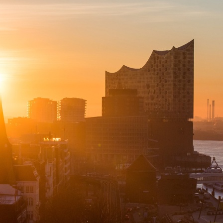 Die Sonne geht über der Hamburger Hafencity auf