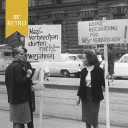 Protestierende mit Schildern gegen eine Verjährung von NS-Verbrechen | Bild: BR Archiv