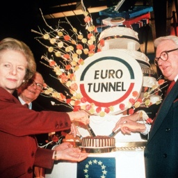 Die ehemalige britische Premierministerin Margaret Thatcher und der ehemalige französische Ministerpräsident Pierre Mauroy schneiden gemeinsam eine Torte an.