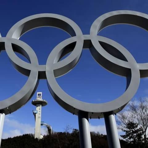 Der Turm der Alpensia Skisprunganlage steht hinter den Olympischen Ringen in Pyeongchang