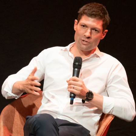 Verfassungsschutz – Buchpremiere mit Ronen Steinke und Christoph Möllers, moderiert von Natascha Freundel, Pfefferberg Theater Berlin, 11.07.2023; © Thomas Ernst
