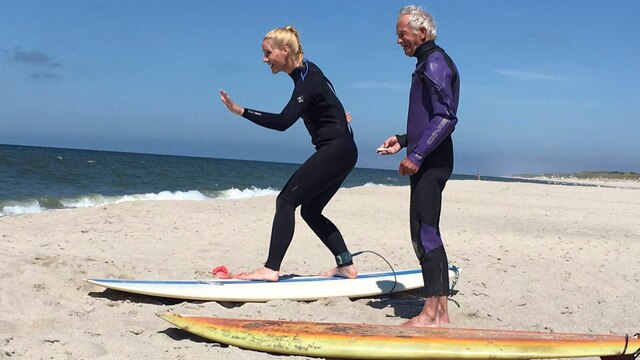 Judith Rakers (links) und Uwe Behrens (rechts) beim Surf-Training