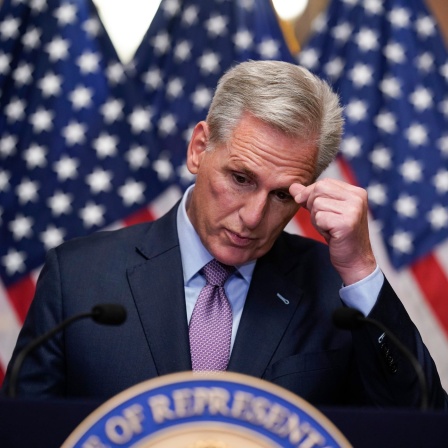 Kevin McCarthy, Abgeordneter und ehemals Vorsitzender des US-Repräsentantenhauses, spricht zu Reportern, Stunden nachdem er als Sprecher des Repräsentantenhauses abgesetzt wurde.